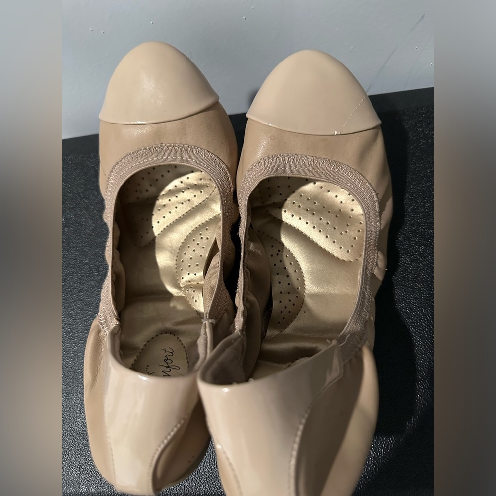 Comfortable, flexible, neutral tone flats